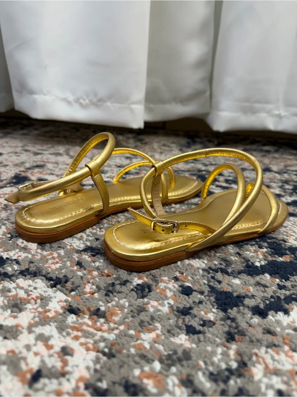 Bernardo Gold Metallic Leather Strappy Toe Loop Sandals Women’s Size 6.5